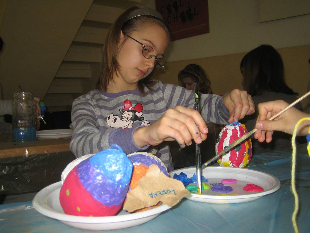 Mali kreativci naučili su kaširati jaja i šiti ukrasne leptire