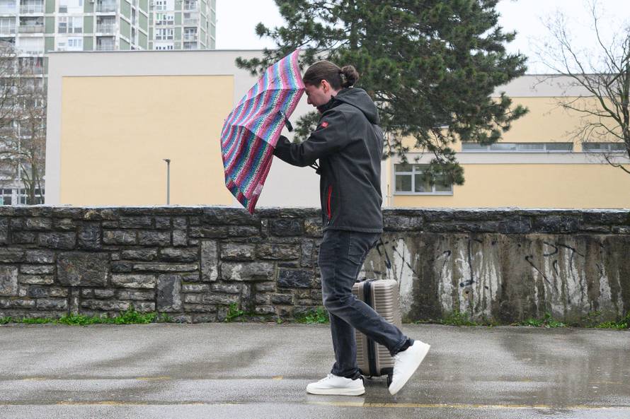Zagreb: Nevrijeme s jakim vjetrom i kišom zahvatilo zagrebačke ulice