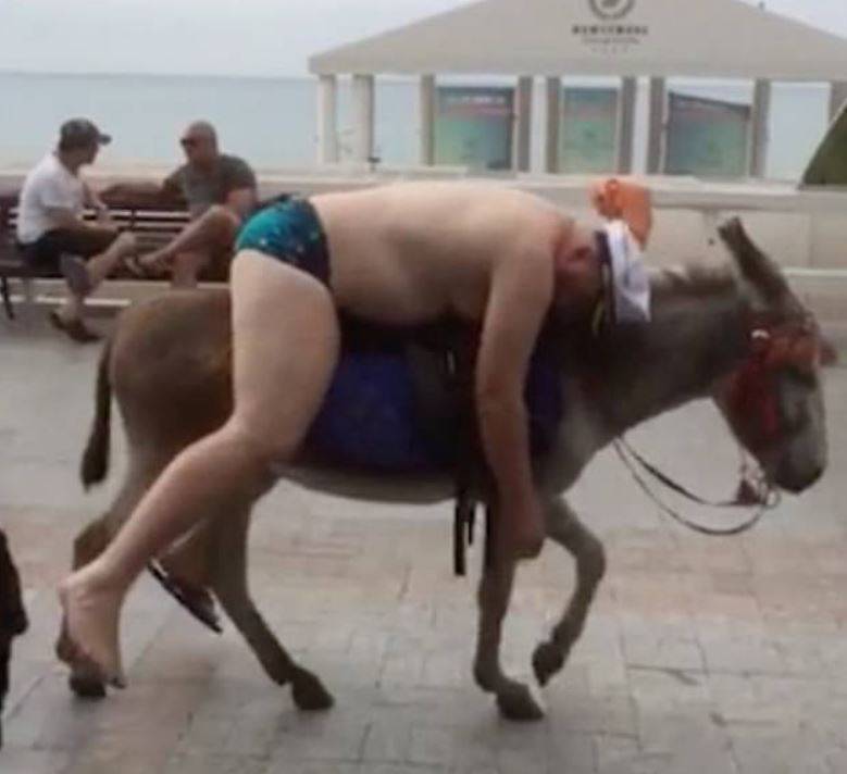Nezaboravno: Muškarac bez svijesti 'vozio' se na magarcu