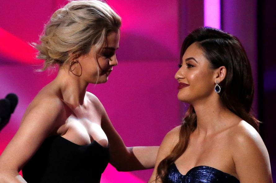 Singer Gomez accepts the Woman of the Year award from actor and her kidney donor Raisa at the Billboard Women in Music awards in Los Angeles