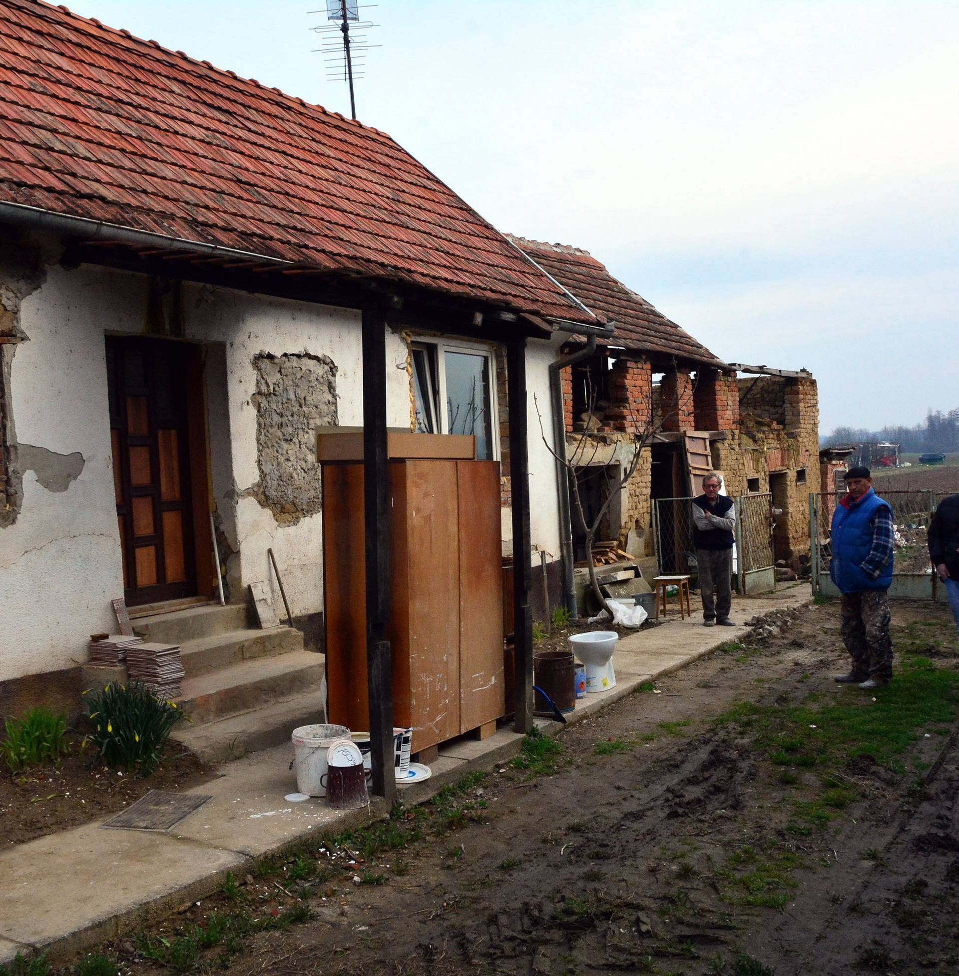 Složni Pleterničani prijatelju za Uskrs uređuju trošnu kuću