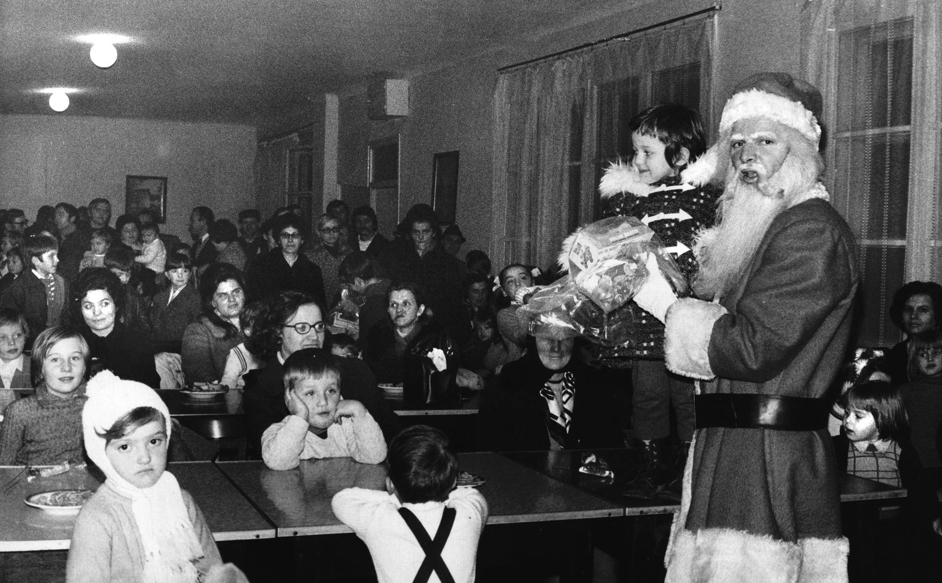 Kako je izgledao Djed Mraz: Pedesetih je nosio jabuke, a kasnije se već našla i igračka