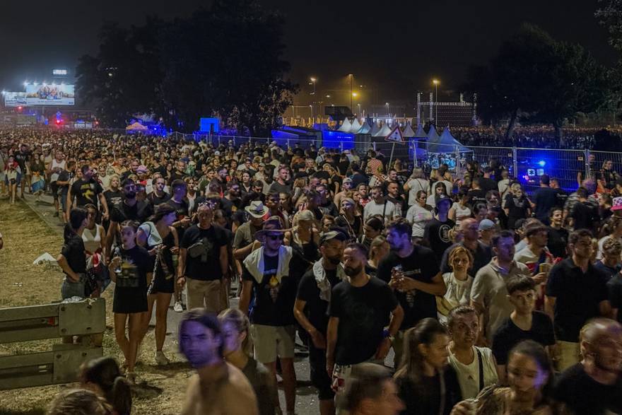 Veliki zastoj na Mostu slobode nakon Thompsonovog koncerta, ljudi stoje ne mjestu