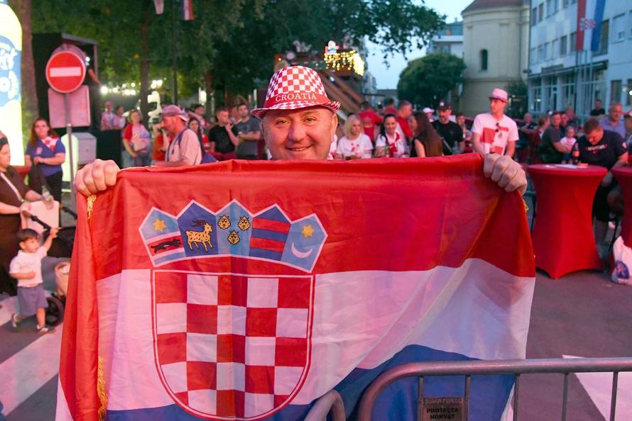 Bjelovar: Zaprešić Boysi zagrijavaju navijačku atmosferu  uoči utakmice Hrvatska - Engleska