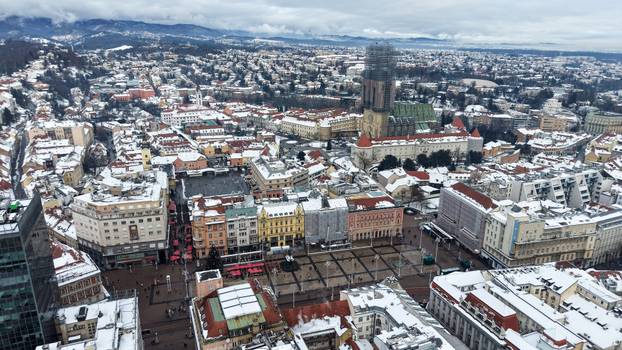 Pogled iz zraka na centar Zagreba prekriven snijegom