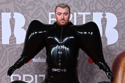 FOTO Sam Smith na dodjeli 'Brit Awards' u balonima od lateksa, Jessie J ponosno pokazala trbuh