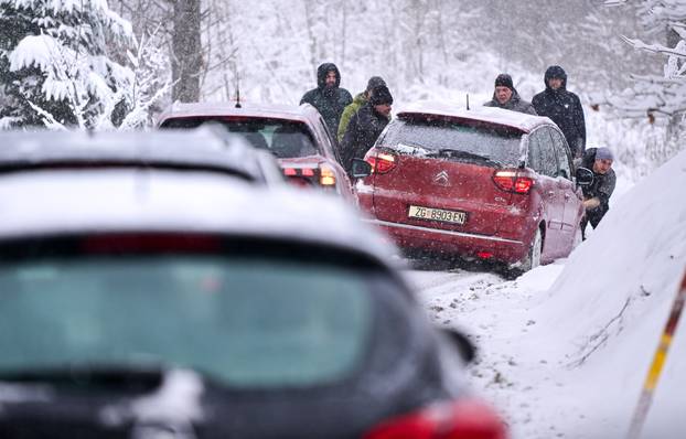 Zagreb: Guranje automobila kojima je uspon na Sljeme problematičan