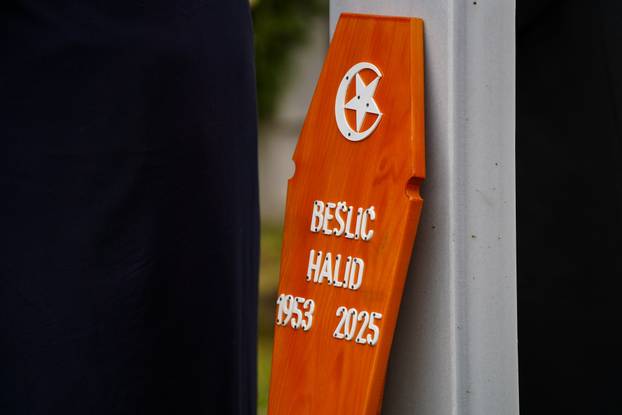 Sarajevo: Posljednji ispraćaj Halida Bešlića na gradskom groblju Bare