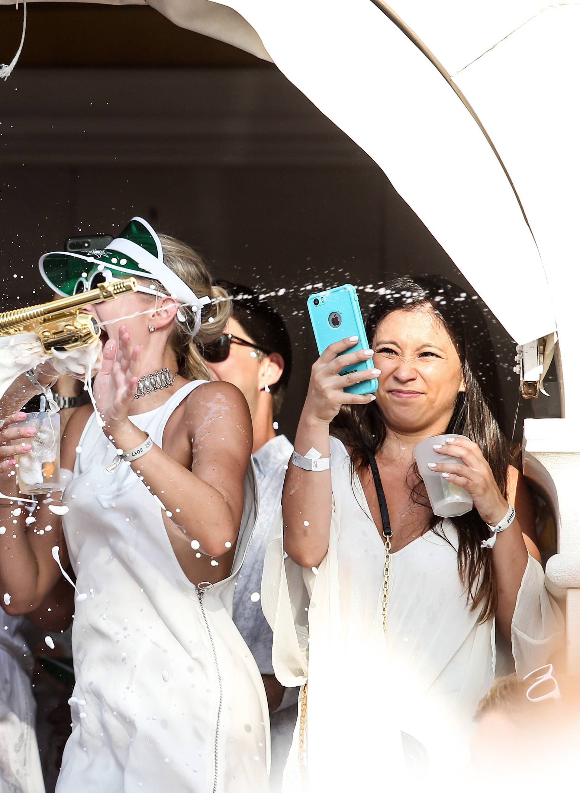 Razuzdana zabava na Hvaru: Gole grudi i potoci šampanjca