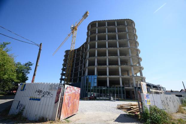 Zagreb: Nakon više desetljeća čekanja napokon počeli radovi, nedovršena zgrada postaje CapriCo Tower