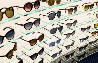Kako uskladiti sunčane naočale s 'outfitom'? Boja i stil su bitni