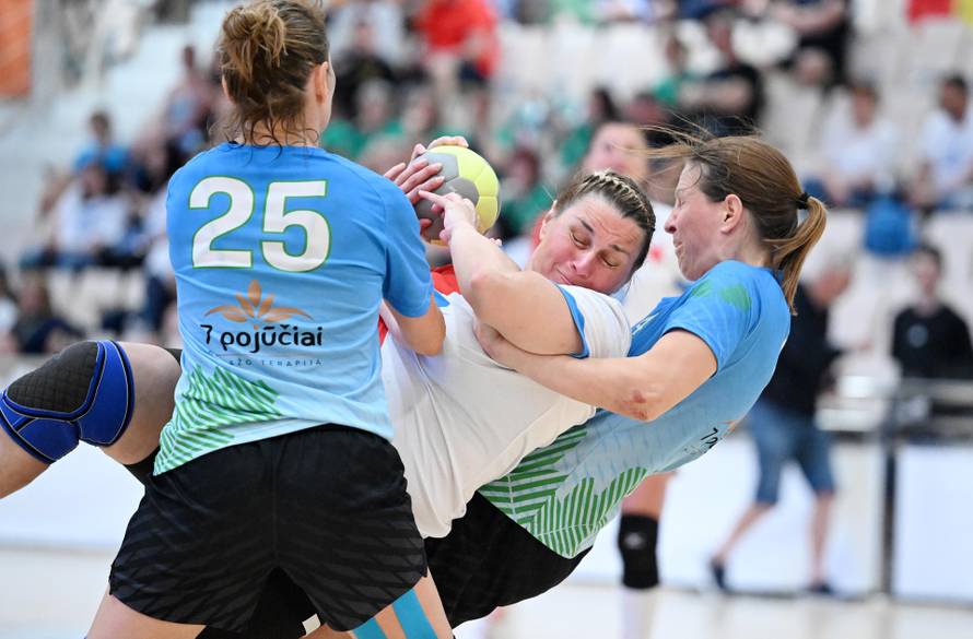 Iskrene emocije preplavile su omišku dvoranu. Drago Vuković podijelio je medalje i pehare...