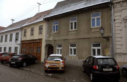 Sumnjiva smrt u Osijeku: Pijan zaklao ženu u stanu?