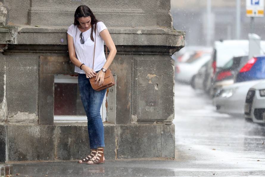 Zagrepčane iznenadio pljusak, tuča i grmljavina poharali Pulu