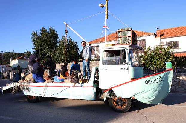 Jezera: Maškarana povorka prodefilirala je Jezerima