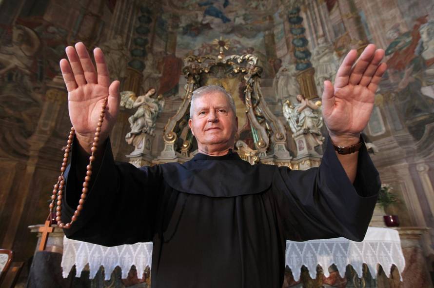 I kada nije više mogao govoriti, svejedno je molio za sve druge