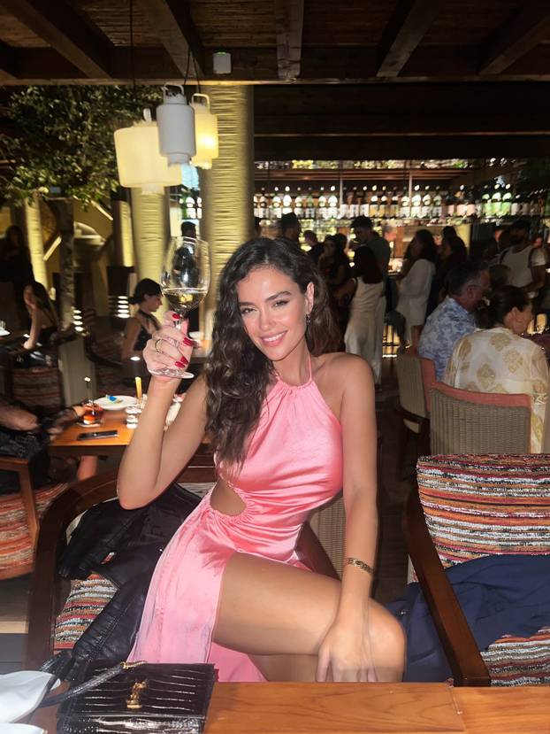 FOTO Fali li kome Liga prvaka? Ljubiteljica Hajduka ne može sakriti bujne obline na jahti...