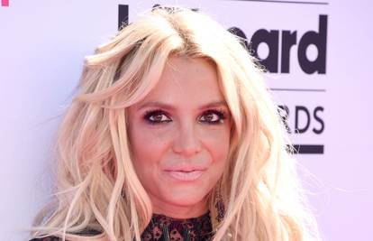Britney se u moru zamalo utopila u valovima od 2 metra