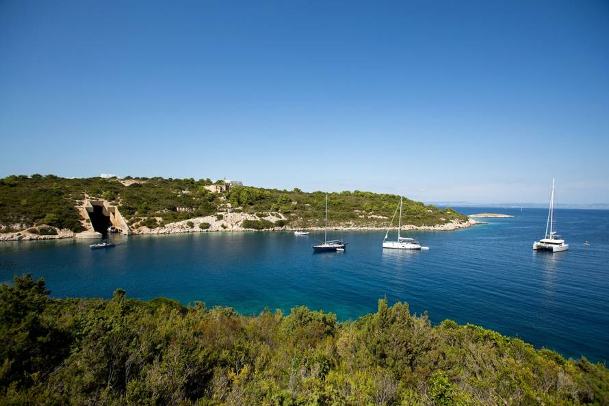 BivÅ¡e skloniÅ¡te za ratne brodove i podmornice na otoku Visu