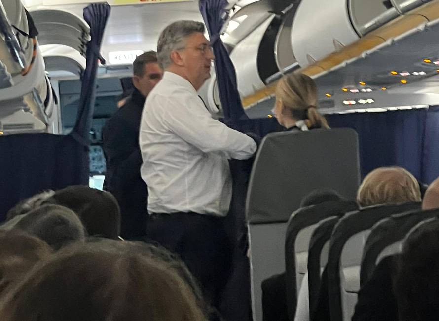 Čitatelj snimio Plenkovića u  avionu u ekonomskoj klasi: 'Pristojno me pozdravio'
