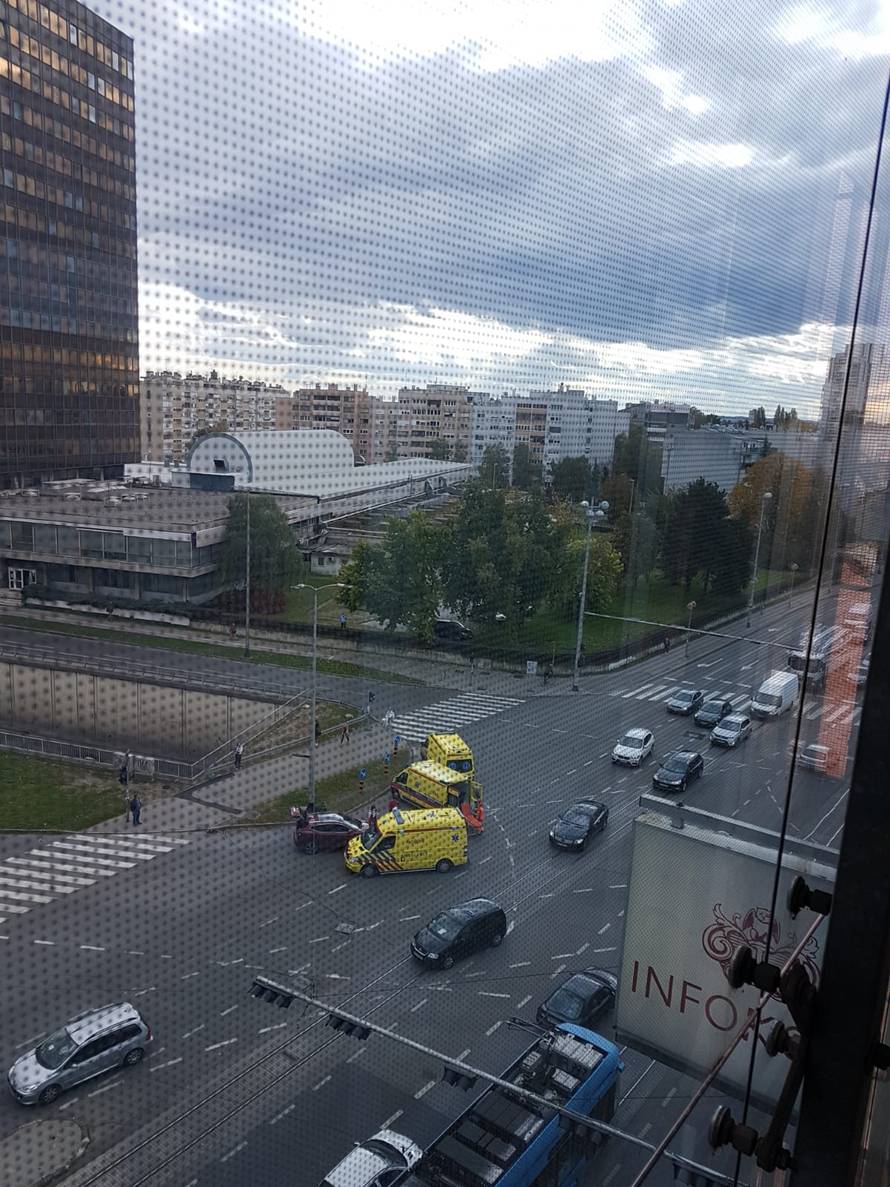 Sudar na Slavonskoj, vozač motora je podletio pod auto...