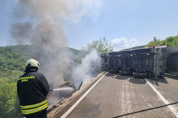 Užas u Potravlju: Kamion se prevrnuo pa zapalio, vozač prevezen u splitsku bolnicu