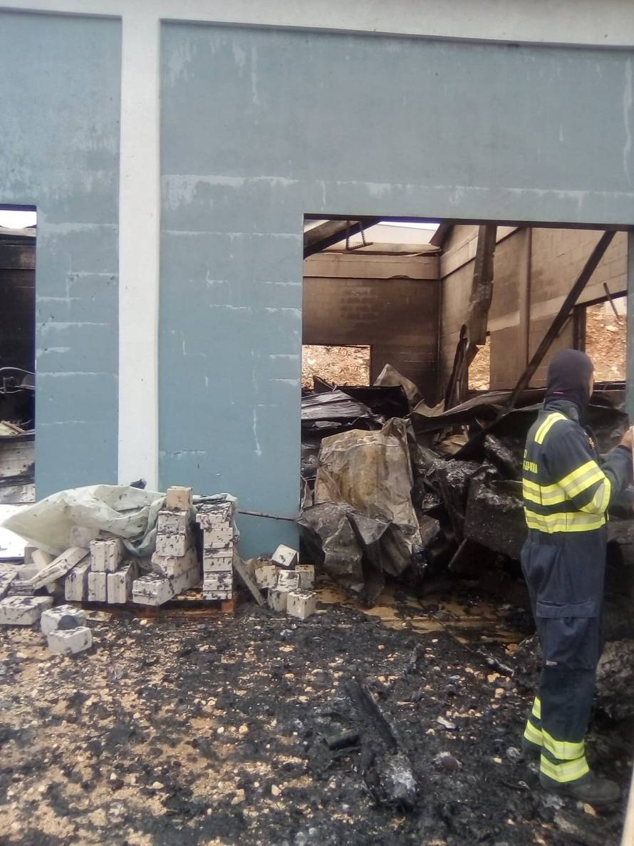 Izgorjela tri broda zbog žara, požar zbog bure prijetio kućama