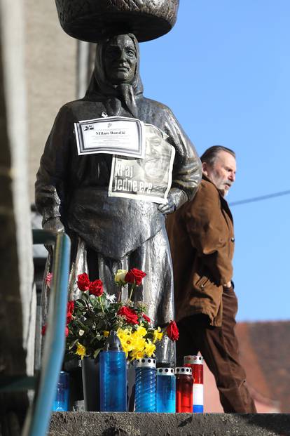 I Dolac se uz svijeće i cvijeće postavljeno uz kip Kumice oprašta od gradonačelnika Bandića