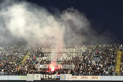 Neredi u Vinkovcima! Doma&cacute;i navija&ccaron;i provocirali Torcidu, oni bacali baklje, reagirali specijalci