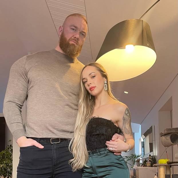 FOTO Najjači čovjek na svijetu ima 206 cm, a ljubi konobaricu od 157 cm. Tragedija ih zbližila...