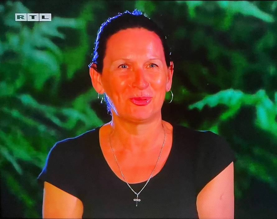 Zvonko je iskoristio situaciju i pomirisao Branku: 'Glavu je u grudi stavio čim je dobio priliku'