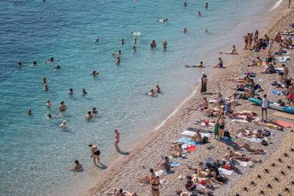 FOTO Stiže jesen, a na plaži u Dubrovniku se traži mjesto više!