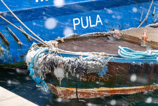 U Puli od ranog jutra pada gusti snijeg