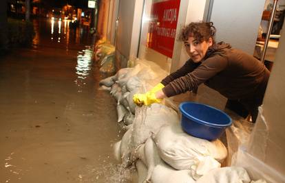 Kroz Metković prošla dva vala, poplavljeno više stotina kuća