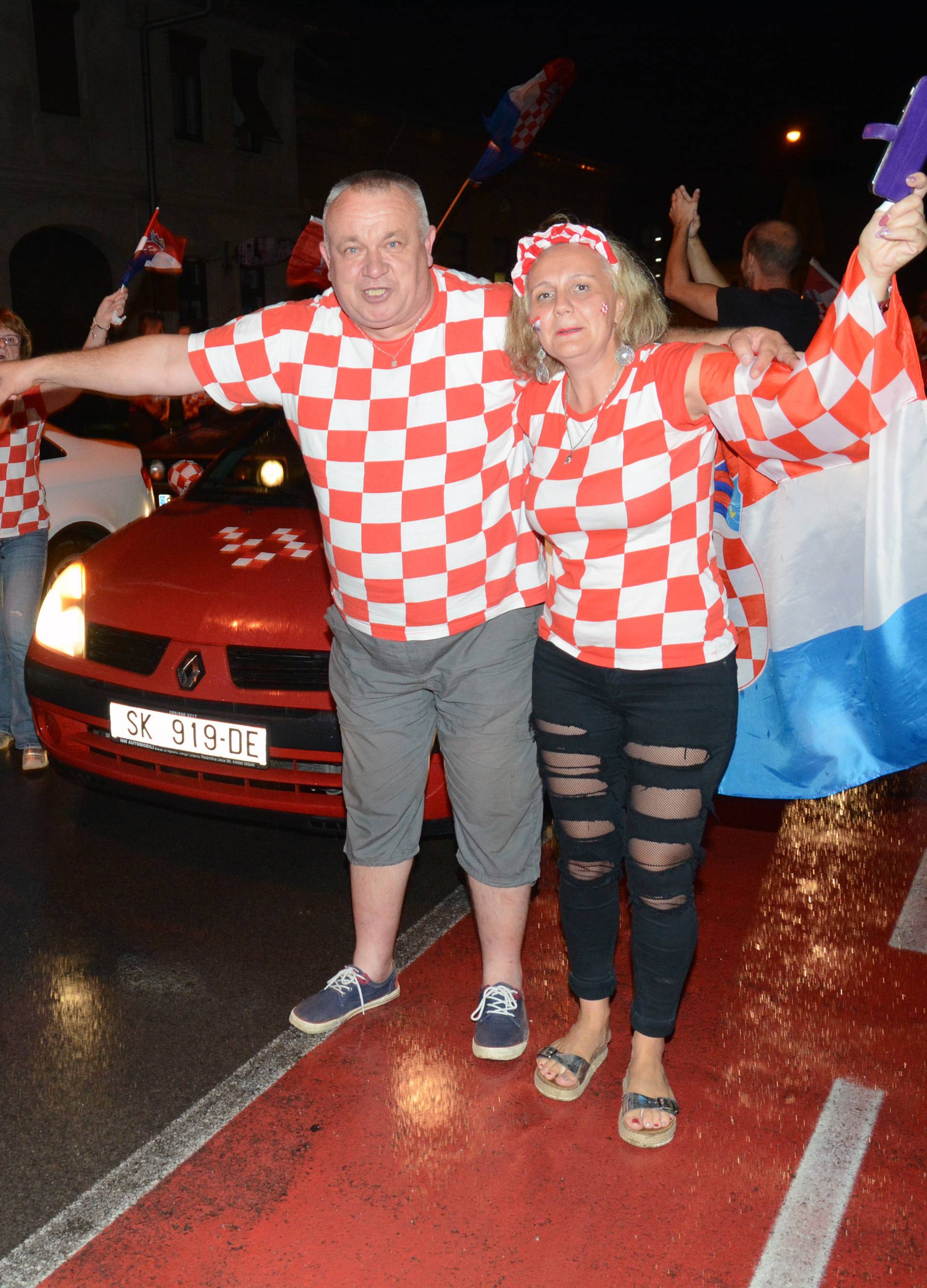 Sisak: Slavlje navijaÄa nakon pobjede Hrvatske protiv Engleske