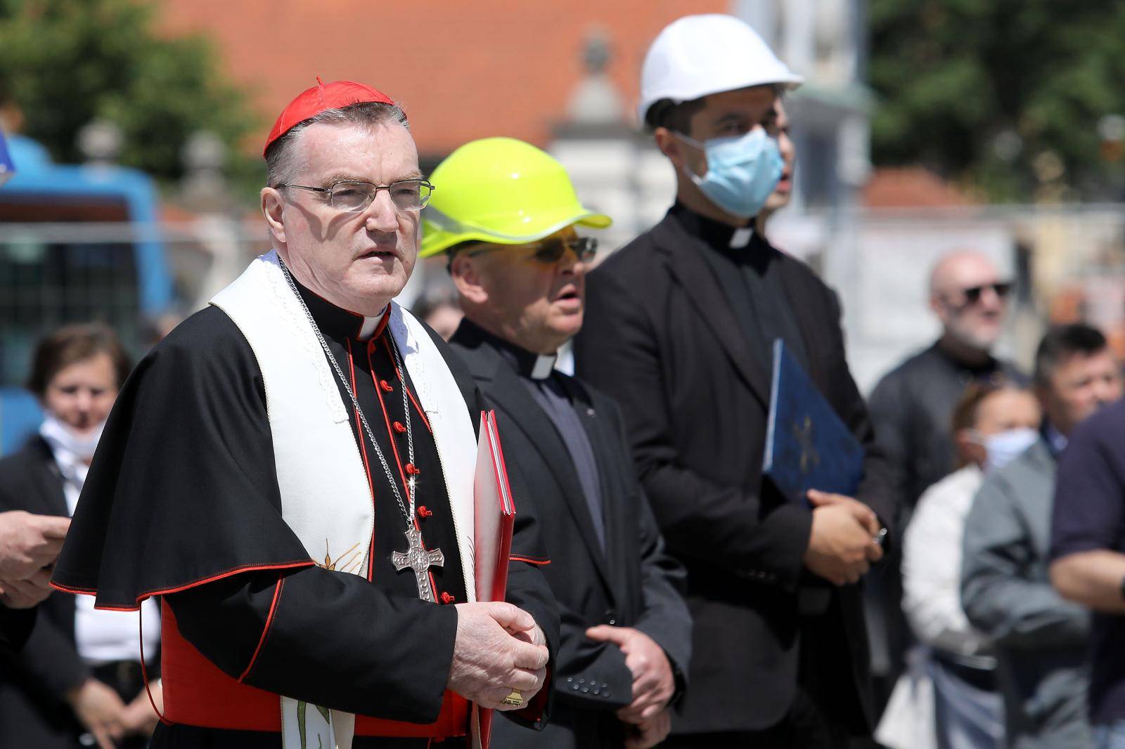 Zagreb: Kardinal Bozanić blagoslovio zamjenske križeve koji će biti postavljeni na tornjeve katedrale