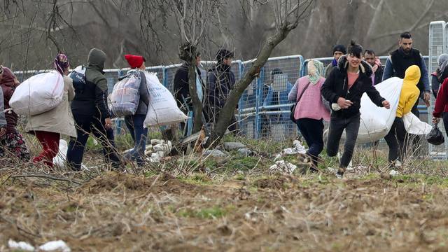 Migranti na graničnom prijelazu Pazarkule između Turske i Grčke