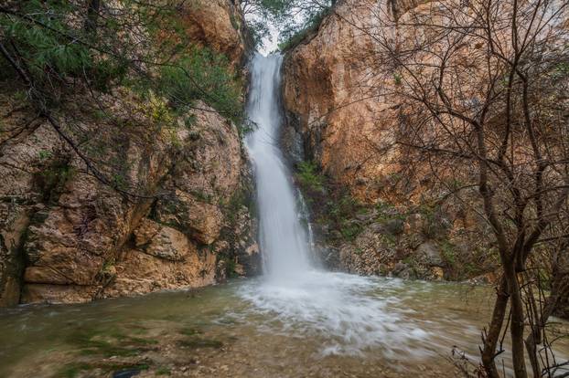 Makarska: Zbog obilnih kiša na plaži Nugal ponovno se pojavio slap