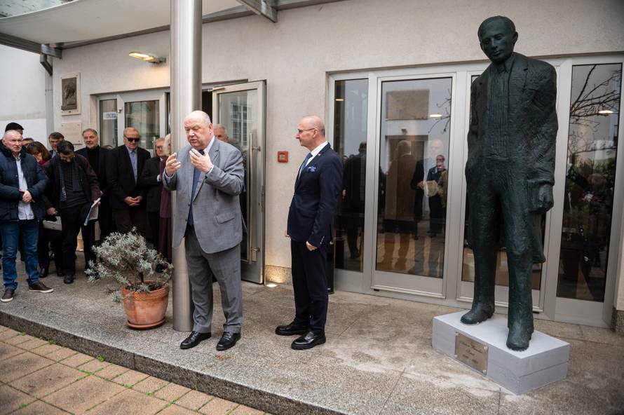 Zagreb: Otkriven spomenik Antuna Branka Šimića