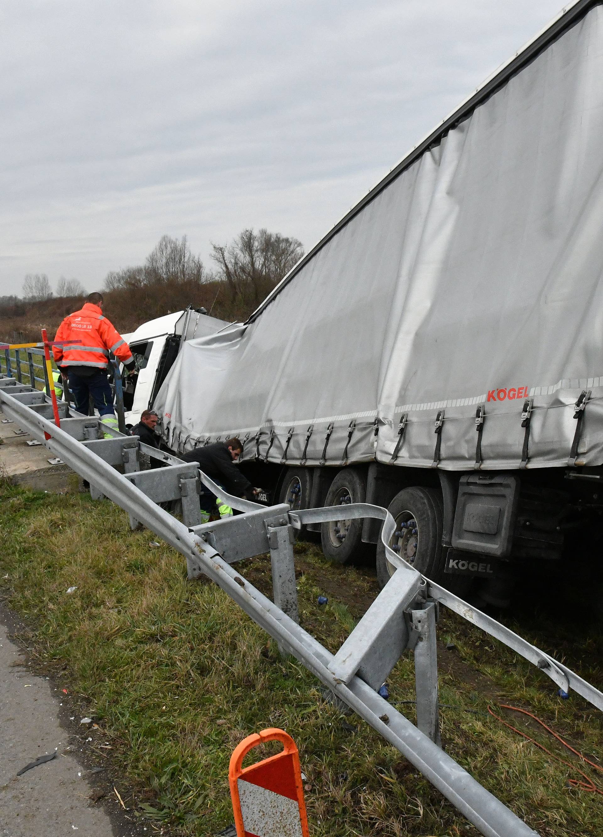 Vozač kamiona teško ozlijeđen: Sletio u kanal, rasuli se dijelovi