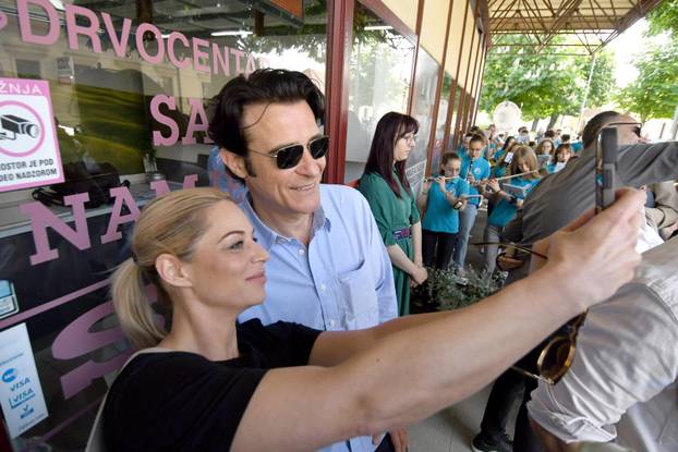 Bjelovar: Glumci u sklopu BOk festivala sami su bili eksponati u izlogu namještaja San