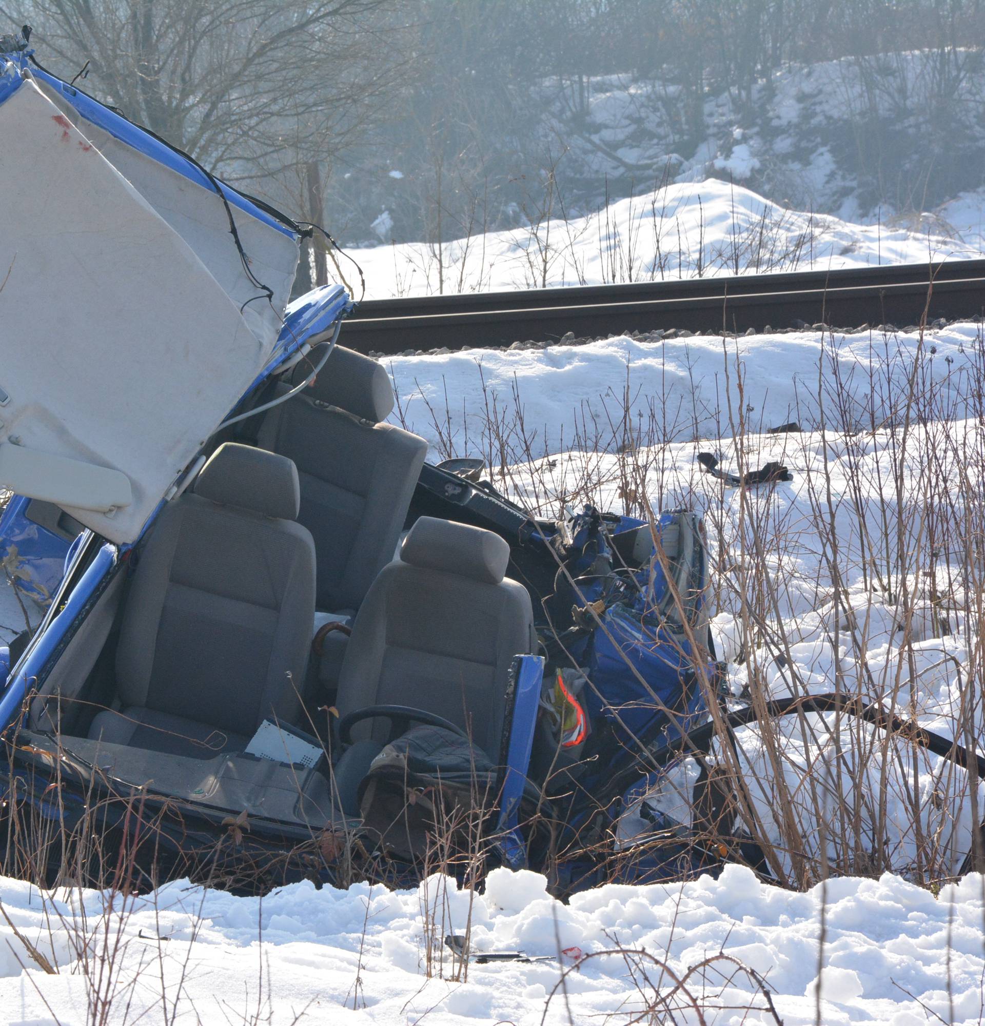 Prošao kroz spuštenu rampu: Vlak smrskao auto u Karlovcu