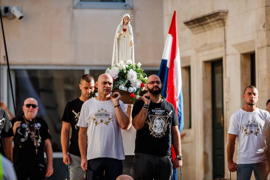 Split: Molitva krunice na Splitskom Peristilu