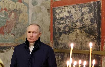 FOTO Bezvoljan i potpuno sam  Putin bio na polnoćki u Kremlju