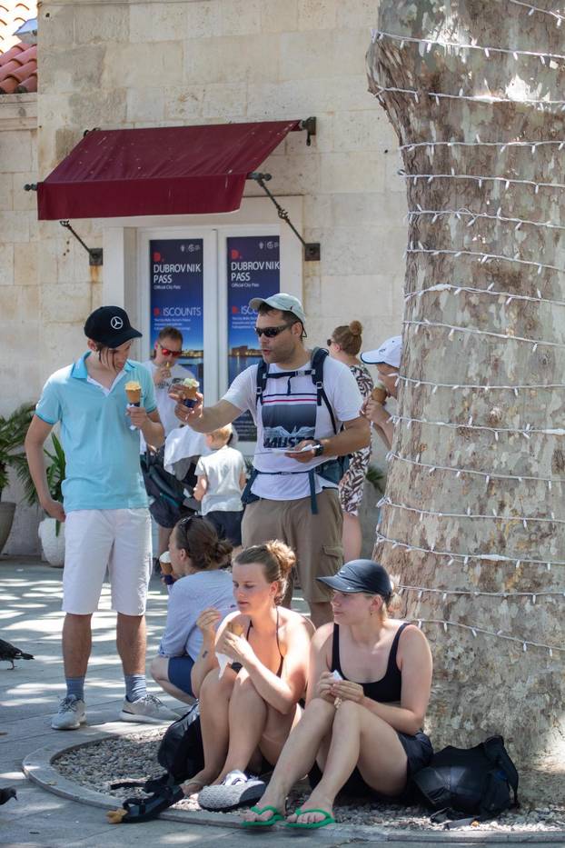 Dubrovnik: Turističke gužve u gradu i spas od vrućine u moru