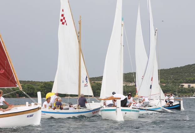 FOTO Čuvari stoljetne tradicije: Drveni brodovi utrkivali se na 'Regati za dušu i tilo' u Betini