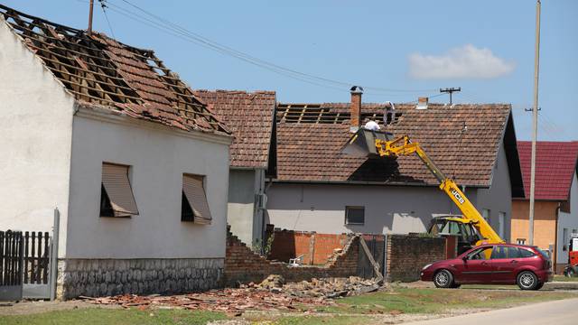 Stanovnici Gradišta, Andrijaševaca i Cerne saniraju štetu od jučerašnjeg nevremena