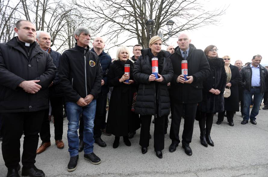 Kolinda polagala vijence, palila svijeće i slavila Novu godinu