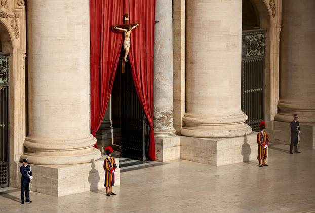 Rim: Brojni vjernici na Trgu sv. Petra čekaju procesiju s tijelom pape Franje