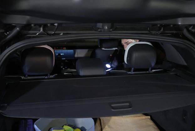 Inspektori ispred kuće Andrije Mikulića detaljno pretražili njegov automobil